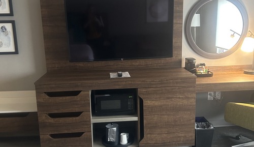 Room, 1 King Bed, Refrigerator & Microwave