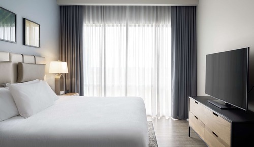 Suite, 1 King Bed, Corner (2 Room)