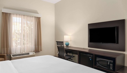 Room, 1 King Bed, Non Smoking (Countryside View)