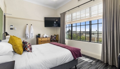 Standard Queen Room, Shared Bathroom