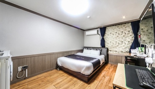 Room (Deluxe City View)