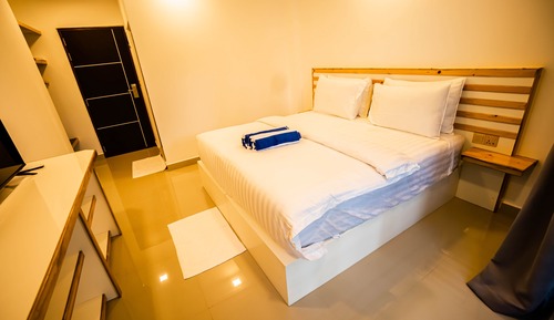 Deluxe Double Room with Side Sea View