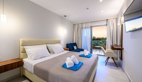 Comfort Triple Room with Shared Pool