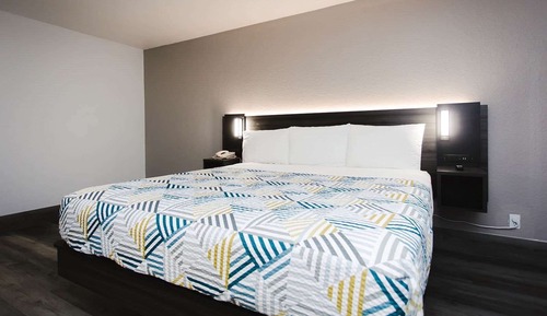 Deluxe Room, 1 King Bed, Non Smoking, Kitchenette