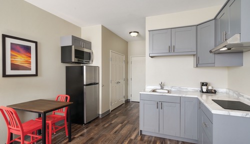Studio Suite, 1 Queen Bed, Kitchen