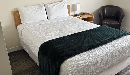 Senior Single Room, 1 Queen Bed, Accessible
