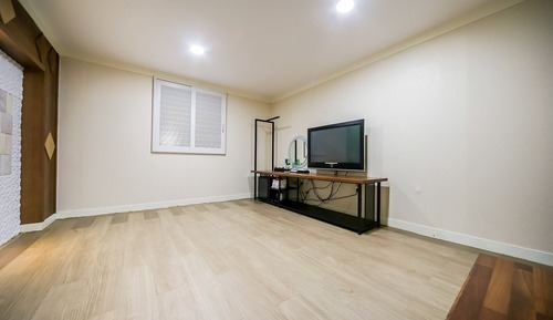 Room (Ondol (Netflix viewing/Room air condi)