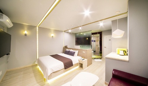 Room (VVIP (Netflix personal account Large )