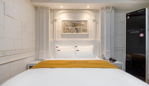 Room (VVIP Room (2PC Roll/Netflix/Styler av)