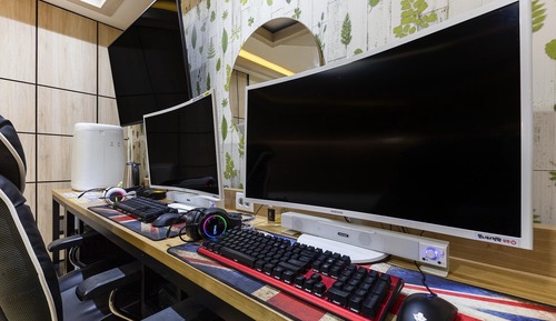 Room (VIP Room A (2PC PUBG 1PC/LOL 1PC/Netf)