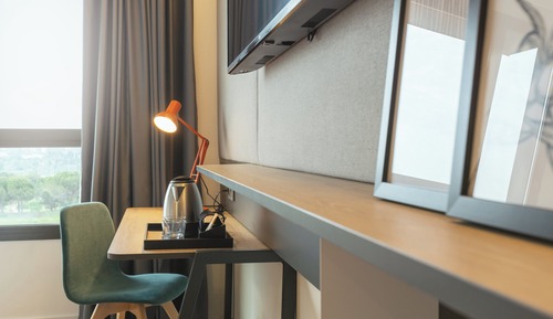 Standard Room, 1 Queen Bed, Courtyard View (Top Floor)