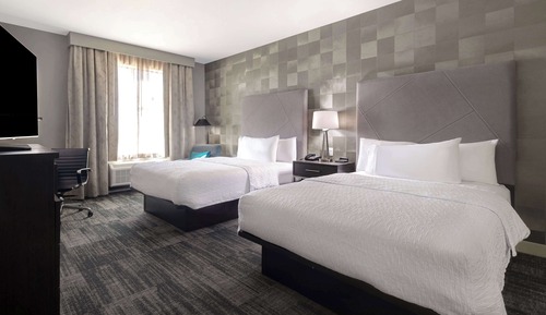 Suite, 2 Queen Beds, Accessible, Bathtub