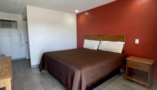 Room, 1 King Bed, Smoking