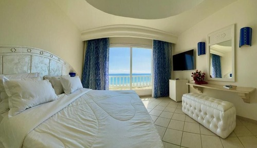 Basic Suite, 1 King Bed, Sea View