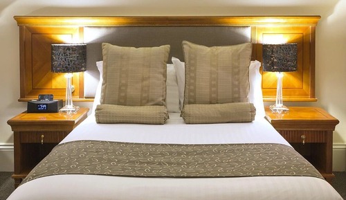 Deluxe Spa Room