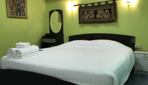 Room, Lanai