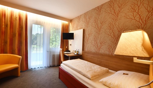 Comfort Single Room with extendable 90-140 cm bed on room wall