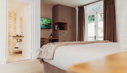 Superior Room, 1 King Bed, Courtyard View
