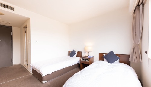 Twin Room, Smoking