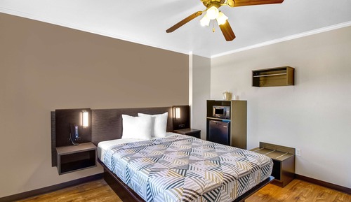 Deluxe Room, 1 Queen Bed, Smoking, Refrigerator & Microwave