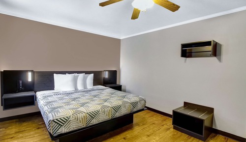 Deluxe Room, 1 King Bed, Non Smoking, Refrigerator & Microwave