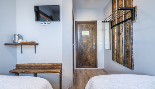 Small Twin Room with Hot Tub and Sauna Access