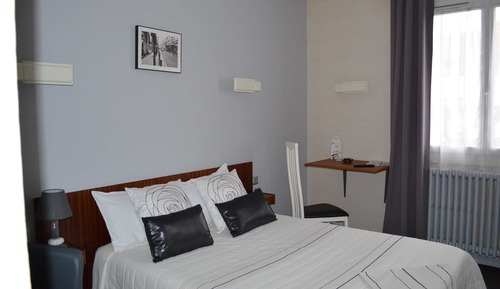 Chambre standard côté rue.