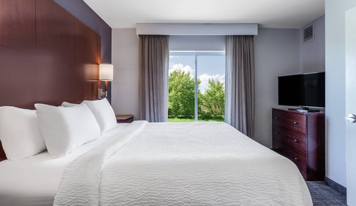 Suite, 2 Bedrooms (Mobility/Hearing Access, Roll-In Shwr)