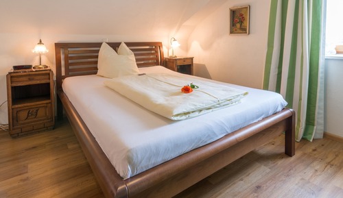 Classic room B with a small double bed (140 cm)