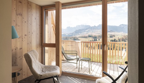 Junior Studio Suite, 1 King Bed, Mountain View (Suite Clouds)