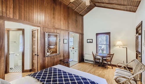 Standalone Queen Studio Cottage with Full Kitchen