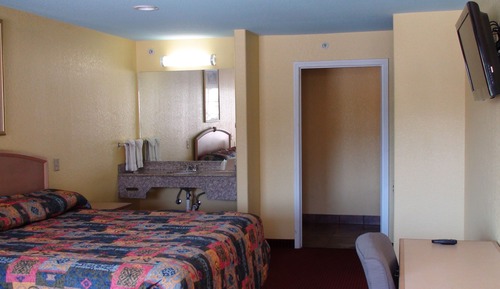 Basic Room, 1 King Bed