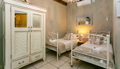 Room (6)
