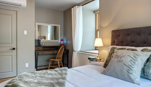 Deluxe Suite with seperate living room