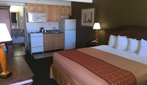 Standard Room, 1 King Bed, Kitchen