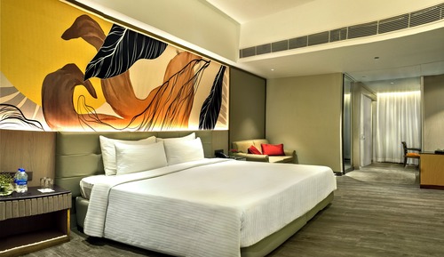 Executive Room, 1 King Bed, City View