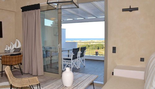 Honeymoon Suite, Sea View