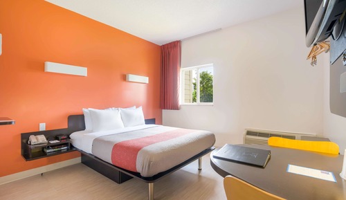 Deluxe Room, 1 Queen Bed, Non Smoking, Kitchenette