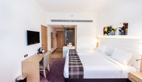 Twin Room, Smoking