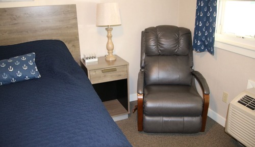Room 4, 1 Queen Bed