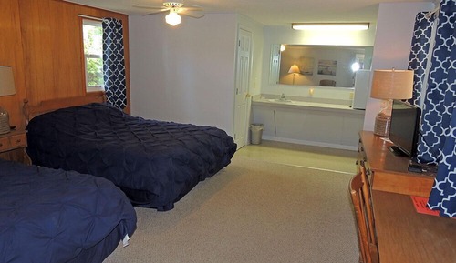 Room 8, 2 Queen Bed