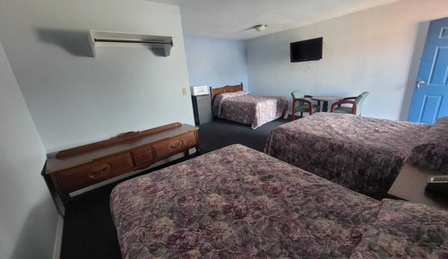 3 Full Beds with Kitchenette Non-Smoking