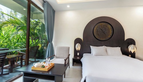 Bungalow, 1 King Bed, Pool View