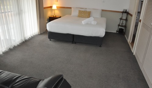 The Homestead (5 King Beds or 12 Single Beds)