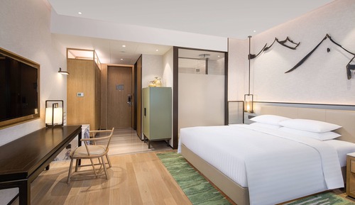 1 King Bed, Large Room