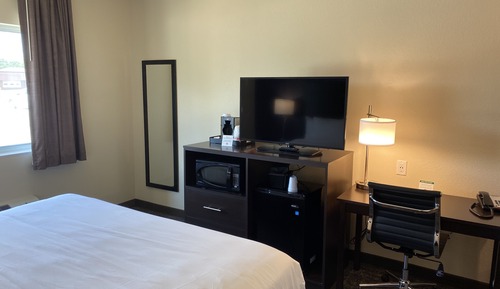Single King Guestroom, Accessible Shower, Non-Smoking
