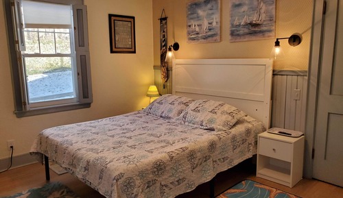 Cape Cod (Queen room with Shared bathroom)