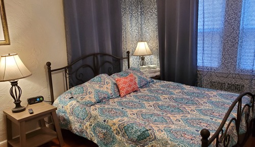 Azurite (Queen room with Shared bathrooms)