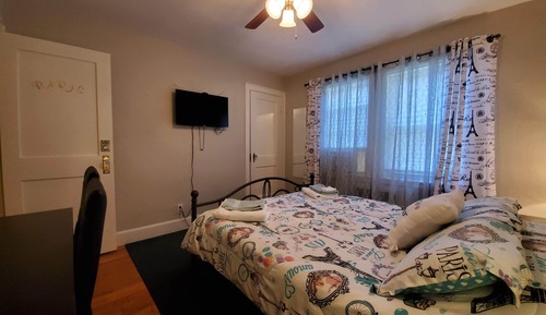 Paris (Queen room with Shared bathrooms)