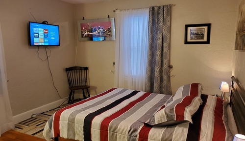 New York (Queen room with Shared bathrooms)